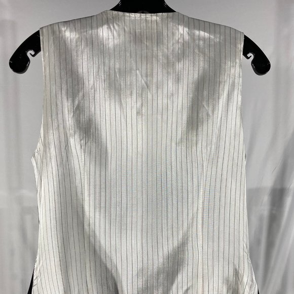 Vest - Drama - Picture 3 of 6